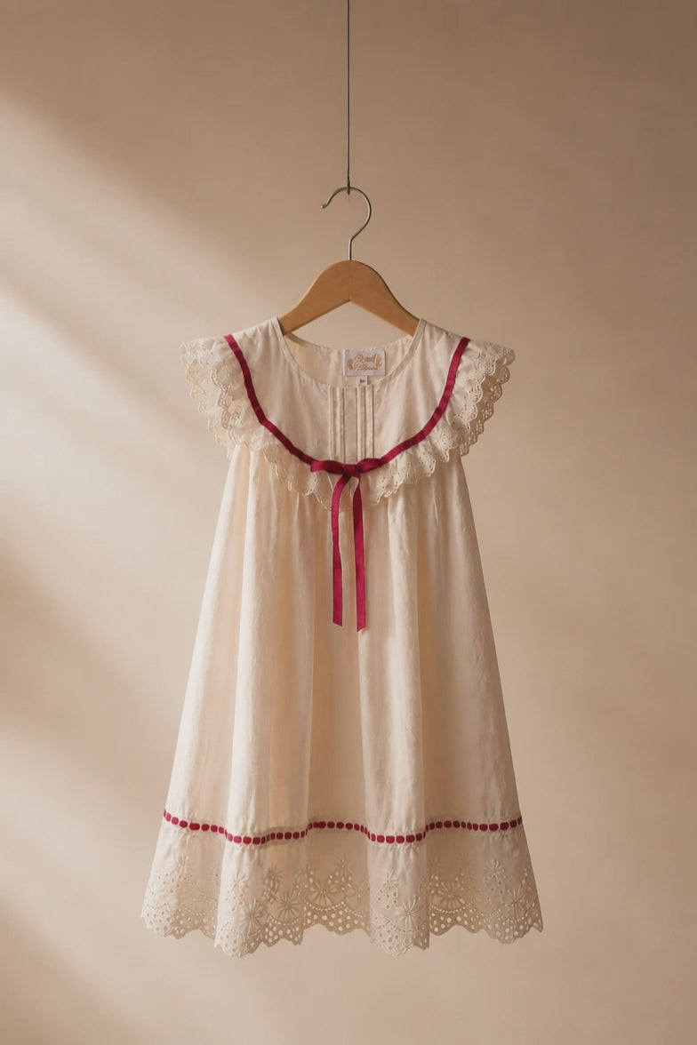 Robe Fille Broderie – Col Marin Écru & Ruban Rouge | Faite Main